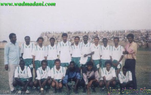 فريق جزيرة الفيل مشاركة في كأس الشرطة بمدينة الحصاحيصا 1992م ، يظهر الحارس " أسامة قرطاس " في الوسط جلوساً