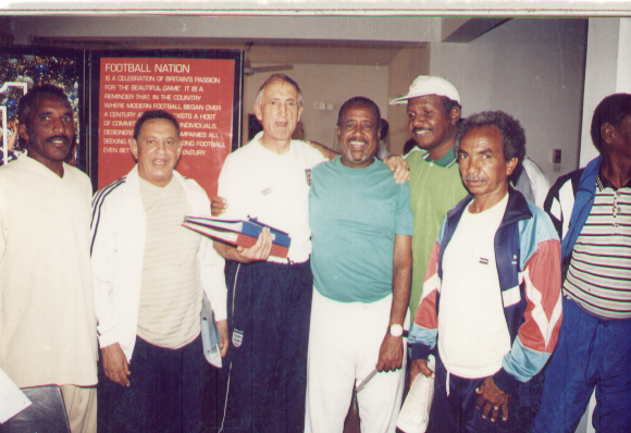 كورس تدريب دولي في الخرطوم المدرب "كولن" من إنجلترا يظهر في الصورة في اليمين الحاج الأمين وفي اليسار محي الدين الديبة وسيد سليم في عام 2003م 