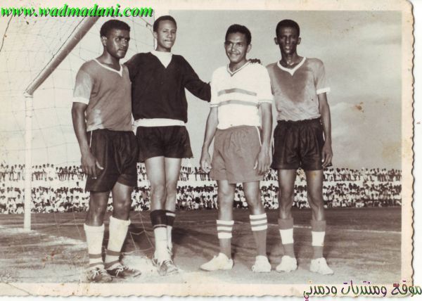 مباراة الهلال والشاطئ بإستاد مدني – تكريم سمير صالح عام 1963م من اليمين الصادق أحمد يعقوب (جومو) ، سمير صالح ، محمود خانجي ، صلاح يوسف فرح .