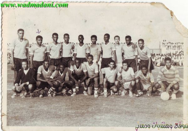 صورة لاعبي نادي الشاطئ في مباراة ضد الهلال العاصمي عام 1963م الواقفون من اليمين عامر عوض عبده ( لاعب سابق بفريق الشاطئ ومعار من نادي الإتحاد ) بله ، أمين خانجي ، مختار ( معار من الإتحاد مدني ) ، الطاهر يوسف فرح ، دورية (معار من الإتحاد مدني ) ، حسن محجوب ، الصادق أحمد يعقوب (جومو) يرحمه الله ، صلاح يوسف فرح (كابتن ) عوض محمد أحمد (باصبيص ) الجالسون من اليمين ك باشري كشة ( حارس مرمى )  مجد الدين سنهوري أحمد خانجي (حوفي) يرحمه الله ، يوسف محمد أمين (أبو ظريفة ) ، مامون عبد القادر ( الكبس )،الزين الجاك يرحمه الله ، عبد العزيز ، محجوب الله جابو (معار من الإتحاد مدني ) محمود خانجي (حارس مرمى الشاطئ) .