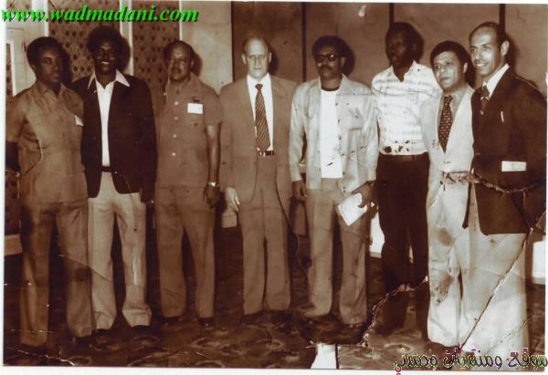 من اليمين : أبو جريشة  فتحي - أمين زكي  حسون  هافلانج رئيس الإتحاد الدولي السابق  سعد الطيب  الشوش  جعفر ضرار - دورة تدريبية - نيروبي 1980. 