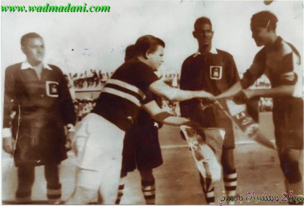 الأسطورة بوشكاش كابتن الهونفيد المجري – سعد الطيب كابتن منتخب الجزيرة يظهر في الصورة الحكام عابدين عبد الرحمن – عبد الرحمن بوشي – علي إبراهيم عمر ( من الخلف ) - مثل منتخب الجزيرة التوم السيد ( حارس ) محمد جلودي ، محمد يوسف تيكه ، الرشيد محمد علي ، سعد الطيب ( كابتن ) إبراهيم كرار ، عبد المنعم أبوجرفل ، الياس سلمان ، رمضان تنه . مصطفى كرار ، عبده سانتو ، ثم علي الزبير ، طيارة ، الطيب موسى ، سيد سليم ، إبراهومة ، عمر بادي -إستاد مدني 20/1/1956.