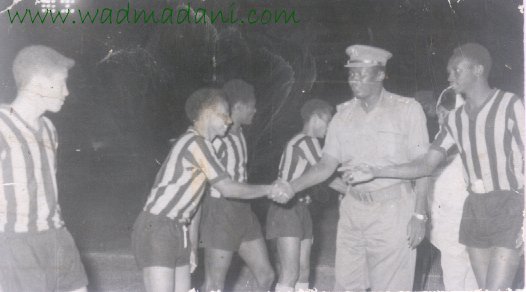 مباراة إتحاد / أهلي يظهر في الصورة صلاح عبد العال مبروك وزير الشباب والرياضة في عهد نميري في عام 1972م
