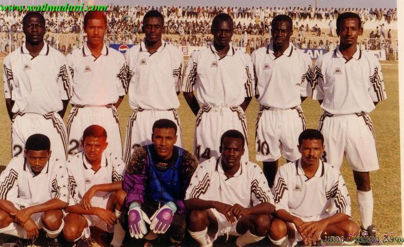 الأهلي مدني في الدوري الممتاز عام 1997م يظهر اللاعب حسن السد واقفاً من اليمين الرابع