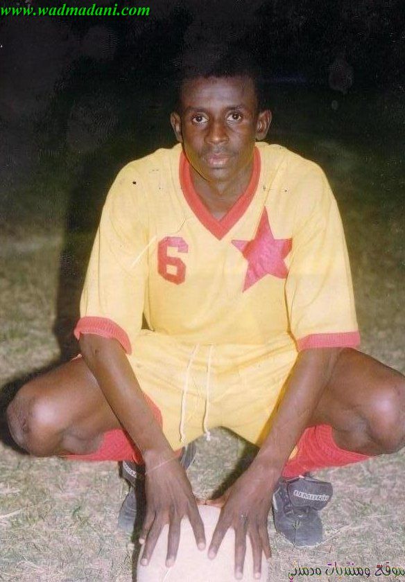 حسن السد لاعباً بفريق مريخ بورتسودان عام 1999م . ( فانلة صفراء ) .