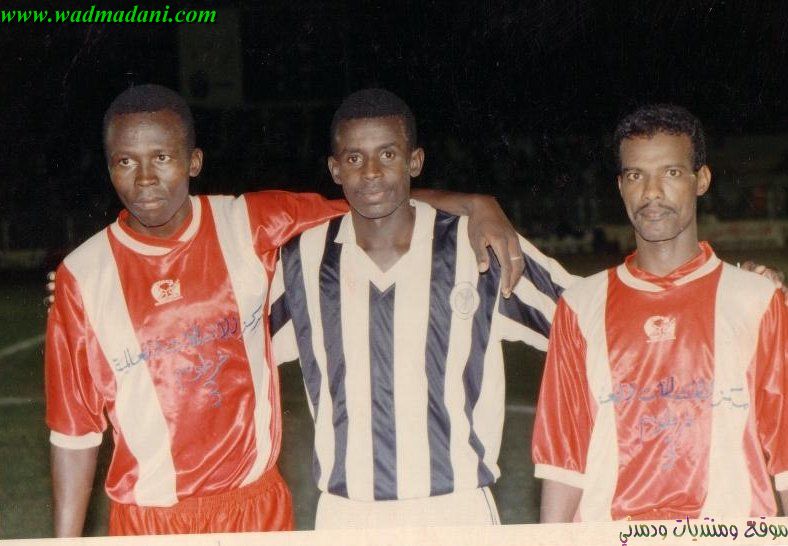 حسن السد يتوسط لاعبين من فريق الخرطوم 3 في الدوري الممتاز عام 1997م 
