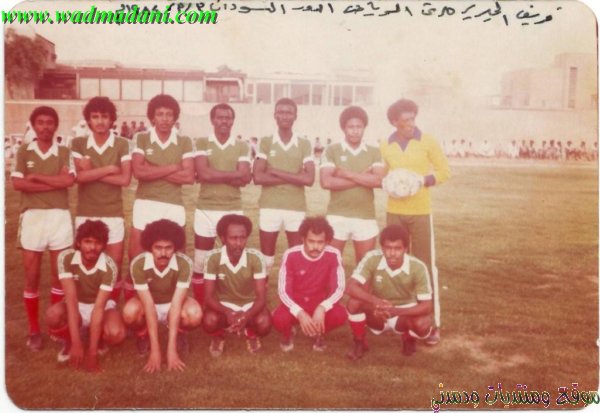 -فريق الجزيرة -الرياض 1984م واللاعبين من اليمين الحارس الأسطورة إبراهيم بدوي ، النور الرومي شقيق المرحوم حيدر قطامة ، عوض نصر الدين ، عثمان الله جابو " الغزال الأسمر" ، حمد الجراري ، محمد تام " يمني "، جلوساً من اليمين، حارس المرمى ، الحاج الزبير " ميلا" ، أحمد الشهاوي ،