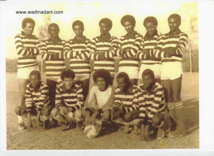 صورة فريق الأهلي في السبعينات يظهر الكوتش السر ميرغني في اليسار وقوفاً .