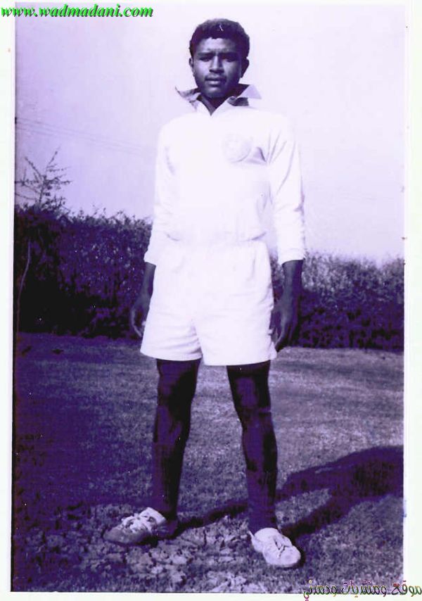صلاح يوسف فرح "قندراني" مع منتخب مدرسة مدني الثانوية عام 1959م